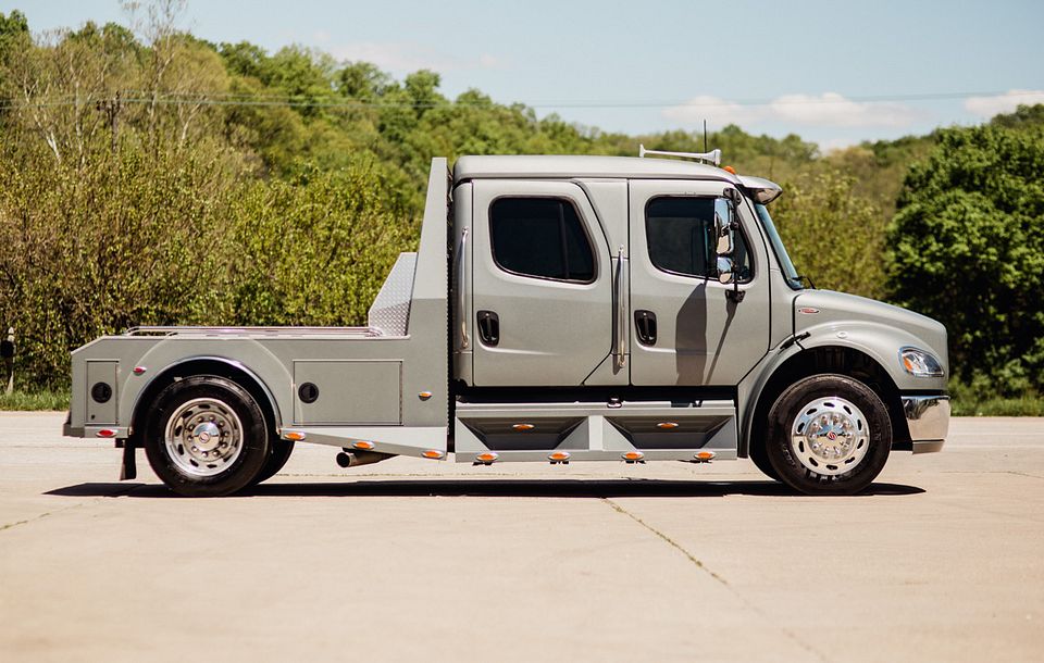 2006 FREIGHTLINER M2-106 CAT SPORTCHASSIS